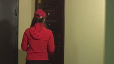 Kurye eve pizza getiriyor. Yemek dağıtım servisindeki kız kapıya geliyor ve siparişi genç bayana veriyor..