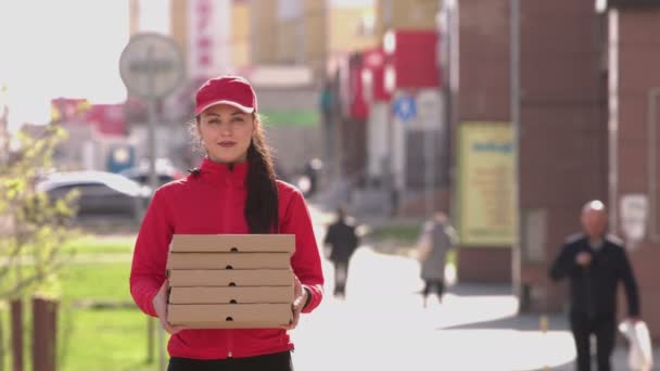 Koerier Meisje Met Pizza Een Drukke Straat Het Meisje Van — Stockvideo