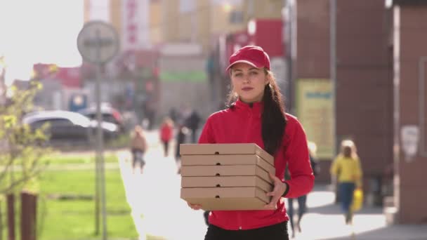 Kurir Flicka Med Pizza Fullsatt Gata Matleveranstjejen Håller Fem Lådor — Stockvideo