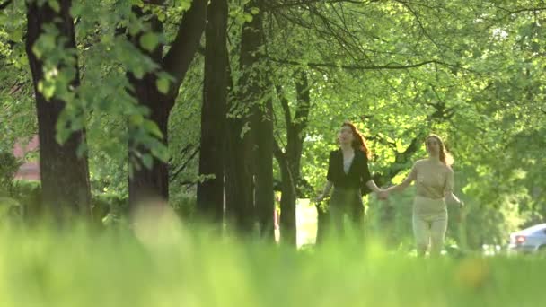 Дві Дівчини Парку Повільний Рух Дві Радісні Дівчата Біжать Між — стокове відео