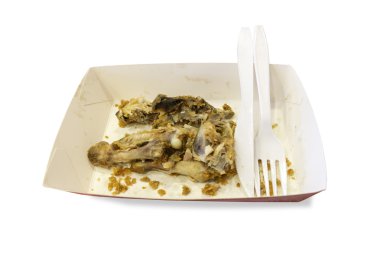 Plastik bıçak ve çatal izole ile kağıt Tabaklarda yemek atıkları