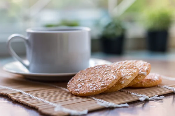 Cafea neagră în ceașcă albă și biscuiți crocanți de orez cu lemn — Fotografie, imagine de stoc