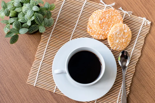 Fundo alimentar. Biscoitos crocantes de arroz com xícara quente de café em — Fotografia de Stock