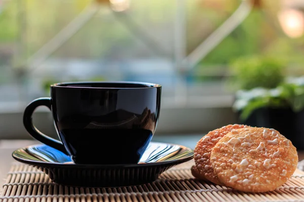Biscoitos crocantes de arroz com xícara quente de café na mesa de madeira de volta — Fotografia de Stock