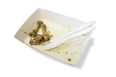 Plastik bıçak ve çatal izole ile kağıt Tabaklarda yemek atıkları