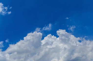 Gökyüzü bulutlar ve büyük mavi gökyüzü. Arka plan.