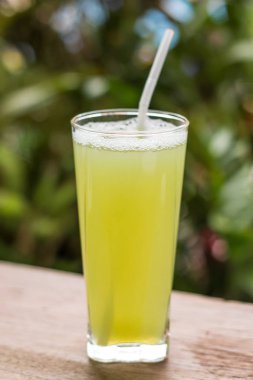 Şeker kamışı suyu şeker kamışı ahşap arka plan üzerinde parça ile