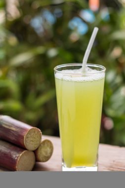 Şeker kamışı suyu şeker kamışı ahşap arka plan üzerinde parça ile