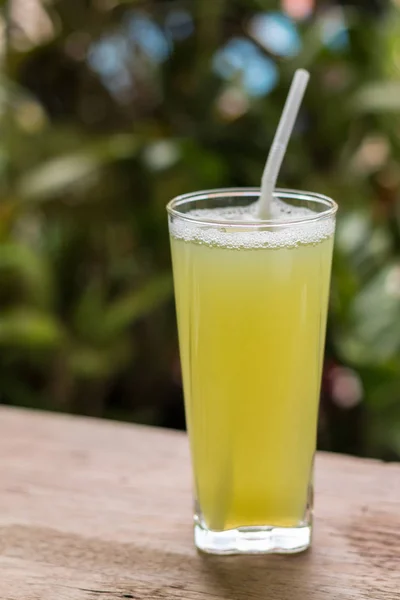 Şeker kamışı suyu şeker kamışı ahşap arka plan üzerinde parça ile