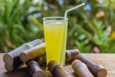 Şeker kamışı taze meyve suyu detoks diyet - woode üzerinde organik meyve için