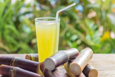 Şeker kamışı taze meyve suyu detoks diyet - woode üzerinde organik meyve için