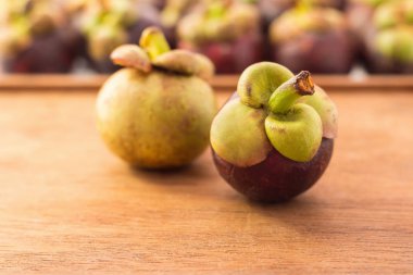 Çiğ mor mangosteen - ahşap ile meyve Mangosteens kraliçesi 