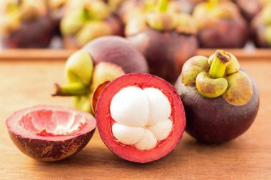Mor mangosteen - ahşap arka ile meyve Mangosteens kraliçesi