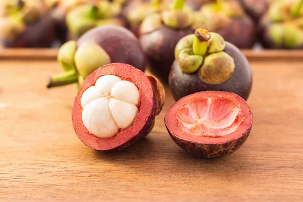 Mor mangosteen - ahşap arka ile meyve Mangosteens kraliçesi