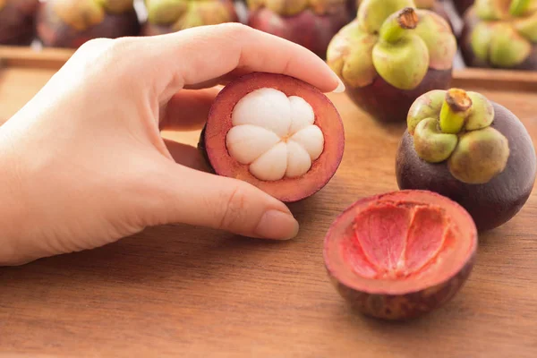 Mor mangosteen - w kadın elinde meyve Mangosteens kraliçesi