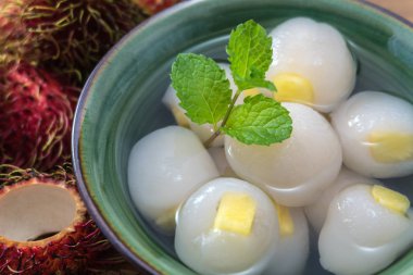 Soyulmuş rambutan ananas şurubu ile doldurulmuş.