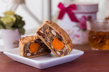 Moon pasta ve çay - pasta beyaz plat üzerinde geleneksel Çince ay