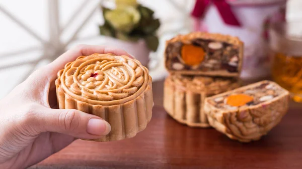 Moon pasta kadın elinde