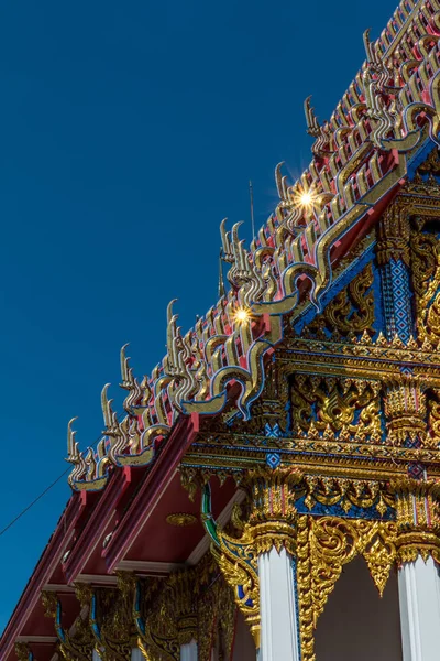 Temple roof vintage Thai style with against blue sky background — Stock Photo, Image