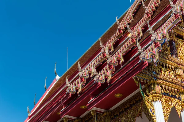 Temple roof vintage Thai style with against blue sky background — Stock Photo, Image