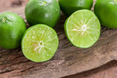 Limon - yeşil bahçe ahşap zemin, seçim odaklan, üzerine limondan yumuşak odak ve bulanıklık