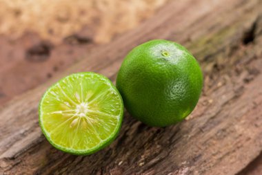 Limon - yeşil bahçe ahşap zemin, seçim odaklan, üzerine limondan yumuşak odak ve bulanıklık