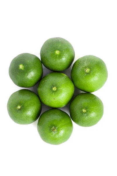 Groene citroenen geïsoleerde achtergrond — Stockfoto