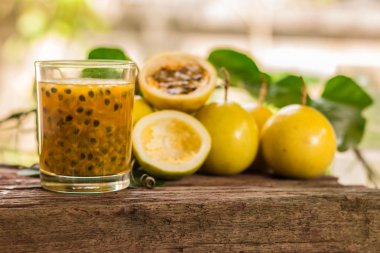 Yarım ve vintage ahşap arka plan yapraklarda suyuyla Passion fruit - tutku meyve.