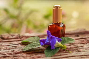 Spa kozmetik konteyner ve mor çiçekler
