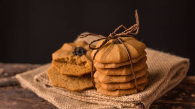 Çerezler - çikolatalı kurabiye yığını kahverengi ip ile kendir peçete arka plan üzerinde bağlı.