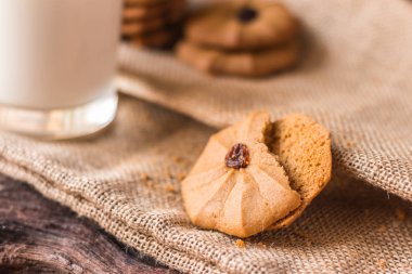 Çikolatalı kurabiye ve bir bardak süt üzerinde bir hessian üzerinde