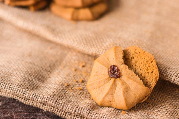 Çikolatalı kurabiye ve bir bardak süt üzerinde bir hessian üzerinde