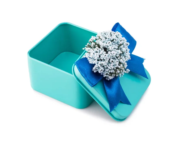 Coffret cadeau bleu clair avec ruban bleu et fleurs blanches isolées sur fond blanc . — Photo