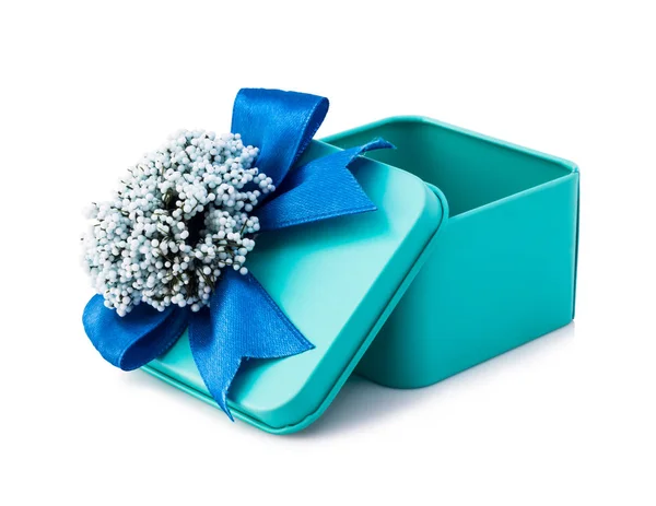 Coffret cadeau bleu clair avec ruban bleu et fleurs blanches isolées sur fond blanc . — Photo