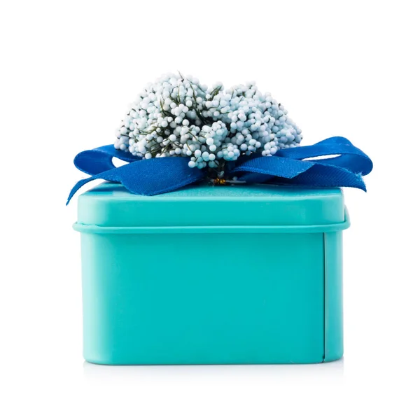 Light blue gift box with blue ribbon and white flowers isolated on white background. — Stock Photo, Image
