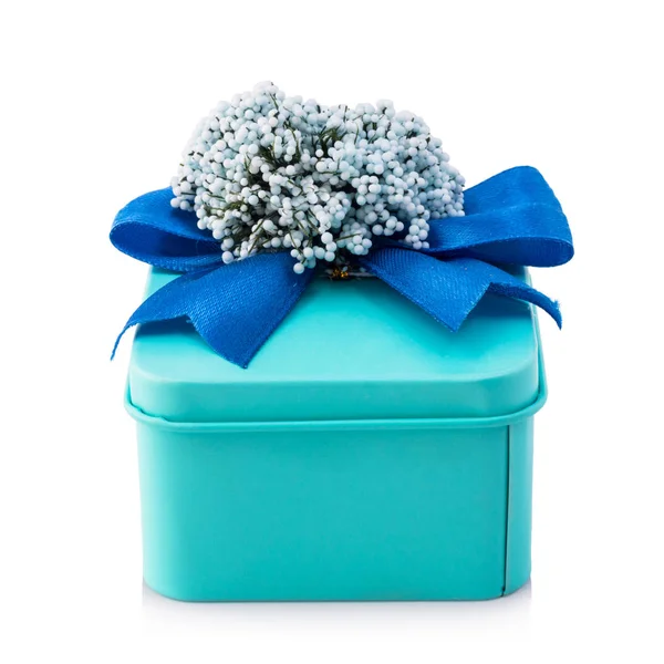 Coffret cadeau bleu clair avec ruban bleu et fleurs blanches isolées sur fond blanc . — Photo