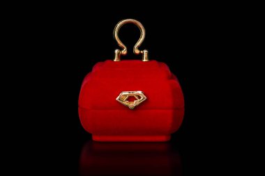 Siyah arka plan üzerine izole kırmızı mücevher kutuları. Retro vintage tarzı.