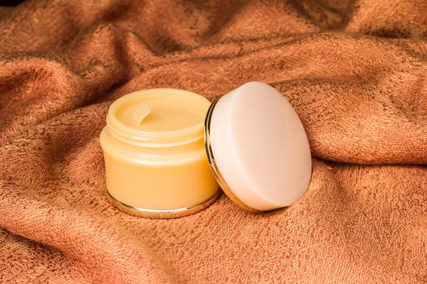 Recipientes de cosméticos - Abrir tapa en blanco cosmética de color blanco, recipientes humectantes —  Fotos de Stock