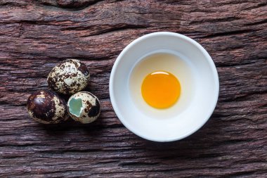 Bıldırcın yumurta - eski kahverengi ahşap yüzey üzerinde seramik bir kasede Bıldırcın yumurta