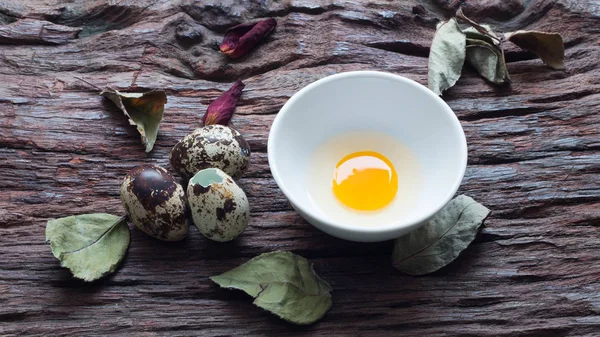 메 추 라 기 계란-메 추 라 기 계란에 오래 된 갈색 나무 표면 배경 — 스톡 사진