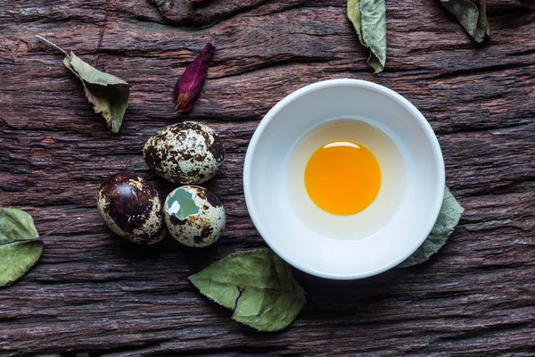 Huevos de codorniz - Huevos de codorniz sobre fondo de madera marrón —  Fotos de Stock