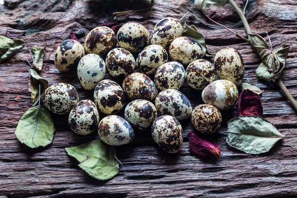 Vaktelägg - gruppen av vaktel ägg på gamla bruna trä yta bakgrund, — Stockfoto