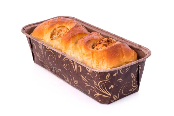 Chléb - chléb v hnědé kartónové krabici izolovaných na bílém pozadí. — Stock fotografie