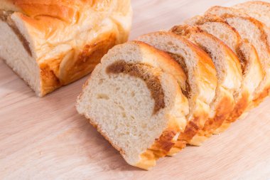 Ekmek dilimi - ev yapımı ekmek ve bir ahşap tahta üzerinde rustik ekmek dilimleri