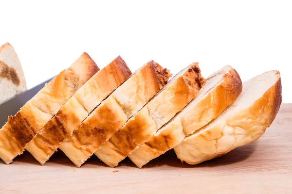 Krajíc chleba - domácí chléb a plátky chleba rustikální na dřevěném prkénku — Stock fotografie