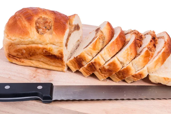 Rebanada de pan - Pan casero y rebanadas de pan rústico en una tabla de madera —  Fotos de Stock