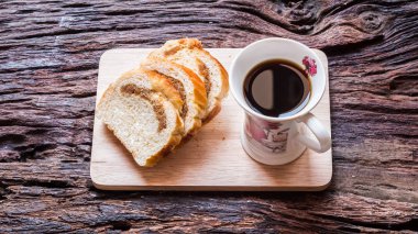 Dilimlenmiş ekmek - ev yapımı dilim ekmek bir ahşap tabak ve bardak