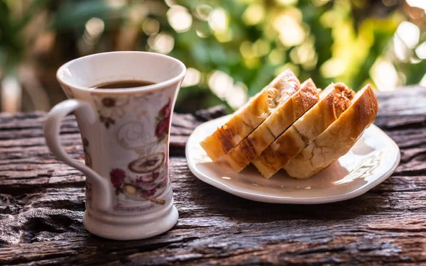 Pão fatiado fatias caseiras de pão em um prato branco e xícara — Fotografia de Stock