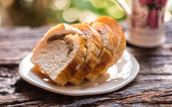 Brot in Scheiben - hausgemachte Brotscheiben auf weißem Teller und Tasse — Stockfoto