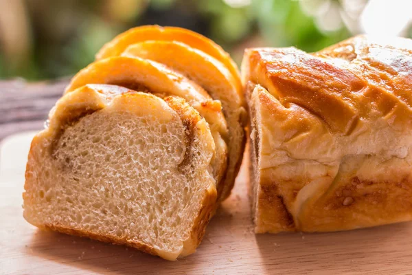 Plátky chleba - domácí krajíce chleba na dřevěný talíř a hrnek — Stock fotografie